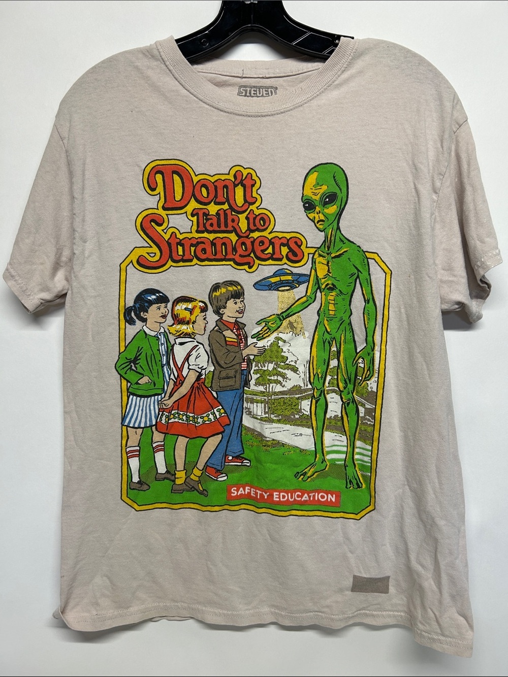 Kids "Don't Talk to Strangers" Graphic Tee Alien med Steven Rhodes